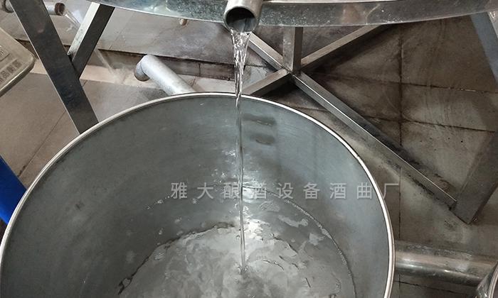 雅大烤酒設(shè)備出酒快，操作簡單