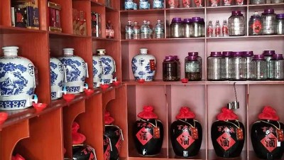 瓶裝酒橫行，是什么讓人們再次愛上小型酒廠釀酒設(shè)備生產(chǎn)的散酒？