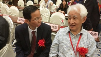 季老說喝不起茅臺(tái)喝農(nóng)村烤酒設(shè)備釀的五糧酒，這是...