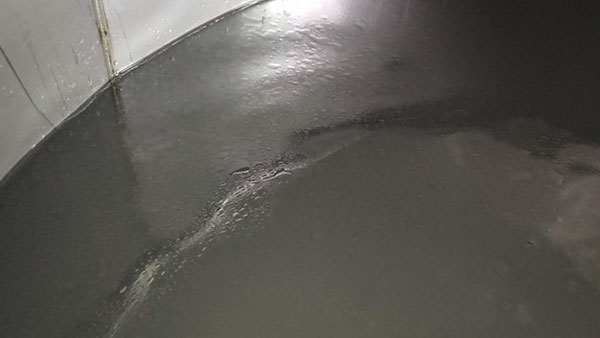 剛用純糧釀酒設備蒸餾的白酒上面漂浮著油花，怎么回事？