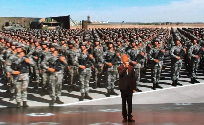 10曲藝名家、原火箭軍文工團(tuán)團(tuán)長周煒演唱歌曲《綠色軍衣》
