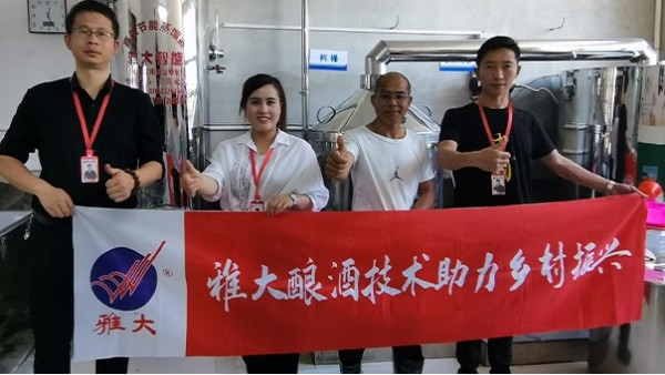 劉小虎用小型釀酒設(shè)備認真釀酒不馬虎，闖出一條致富路