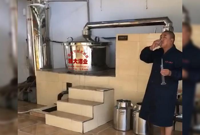 2.12剛從雅大釀酒機械接出來的酒，溫度在30度左右