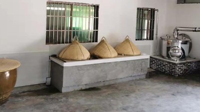 1臺(tái)傳統(tǒng)釀酒設(shè)備+幾口大缸+70平米民房，釀酒就這么簡(jiǎn)單