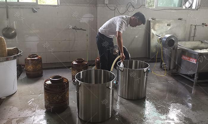 用電加熱釀酒設(shè)備做固態(tài)酒，怎樣做好場地衛(wèi)生？3