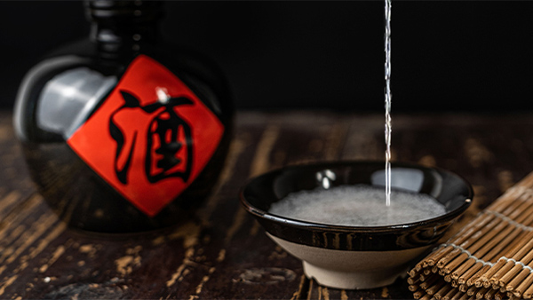 我們當?shù)匾院雀叨染茷橹?，選用怎樣的白酒蒸餾設備好？