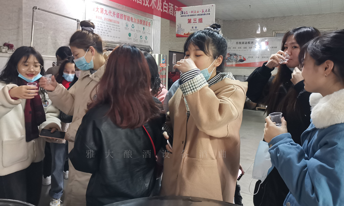 同學(xué)們現(xiàn)場品酒，體驗白酒喝下喉的感覺
