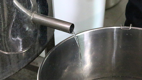 夏季用小型酒廠釀酒設(shè)備做酒產(chǎn)量驟減，他急瘋了
