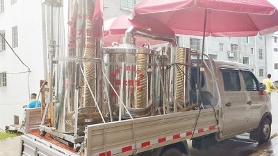 推著小型烤酒設(shè)備上門加工釀酒，顧客在意的到底是什么？