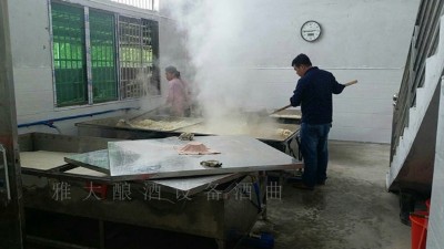 固態(tài)釀酒蒸糧時(shí)用蒸汽釀酒設(shè)備好，還是木甑好？