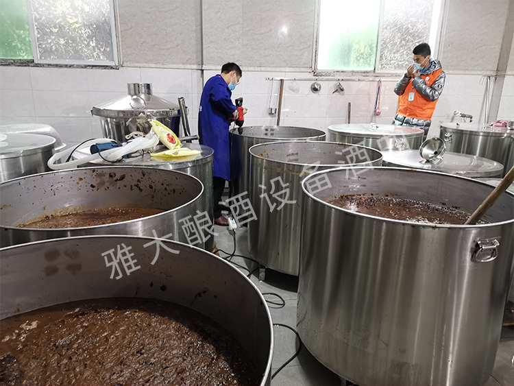 7.將紅棗鏟入不銹鋼發(fā)酵桶，加水后繼續(xù)打碎