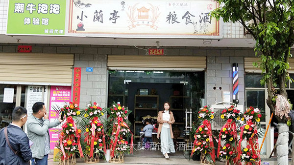 父親用純糧釀酒設(shè)備做酒 老婆看店我推廣，每天來買酒的人擠爆門檻