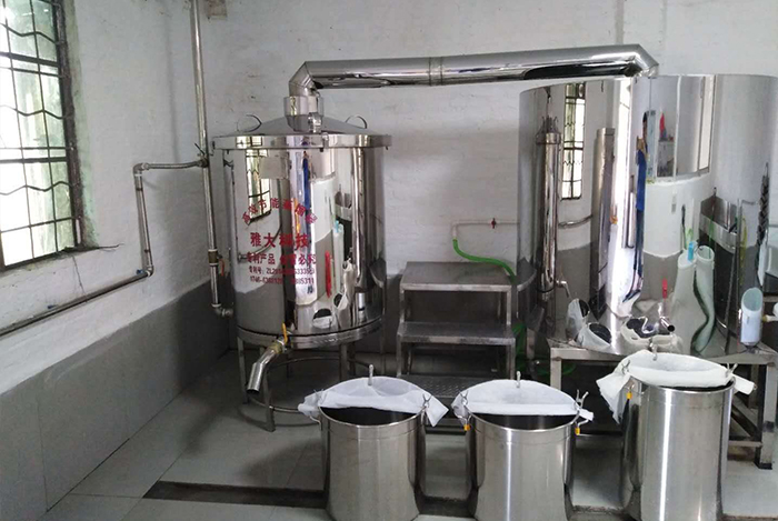 10.23用雅大釀酒設備蒸酒，將酒蒸汽過氣管那頭抬高