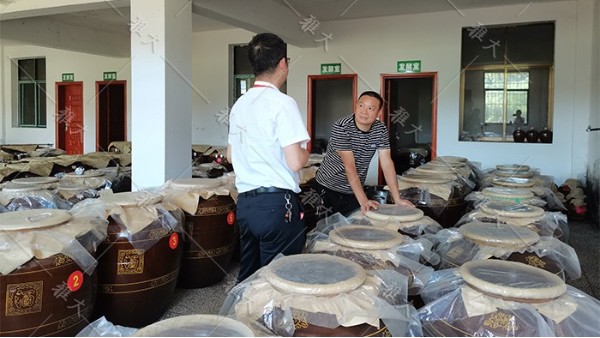 他引進白酒釀造設備，返鄉(xiāng)當起釀酒師，致富路上酒香四溢