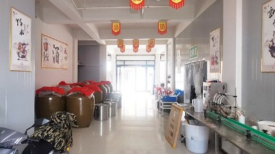 辛苦打工賺錢難，還不如買套蒸酒設(shè)備回家釀酒賺錢多！
