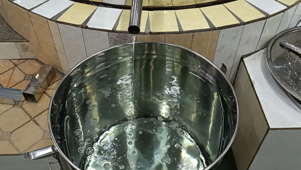 劉總回家開大型釀酒設(shè)備酒廠，實(shí)現(xiàn)中年留守村民再就業(yè)！