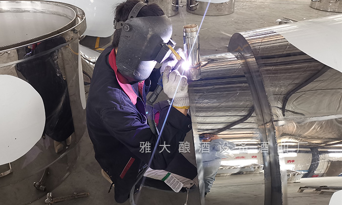 雅大釀酒設(shè)備細(xì)細(xì)打磨，以保證每臺(tái)設(shè)備的質(zhì)量