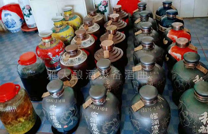 春節(jié)備貨大戰(zhàn)打響，用做酒設(shè)備釀酒的純糧酒坊已進(jìn)入賣酒高峰 2