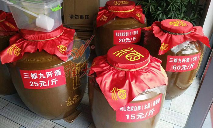 春節(jié)備貨大戰(zhàn)打響，用做酒設(shè)備釀酒的純糧酒坊已進(jìn)入賣酒高峰 5.jpg