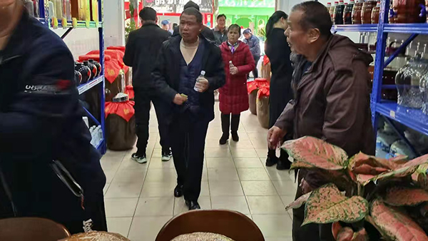 【小型酒廠釀酒設(shè)備】縣鄉(xiāng)酒市場，春節(jié)消費(fèi)的重頭戲