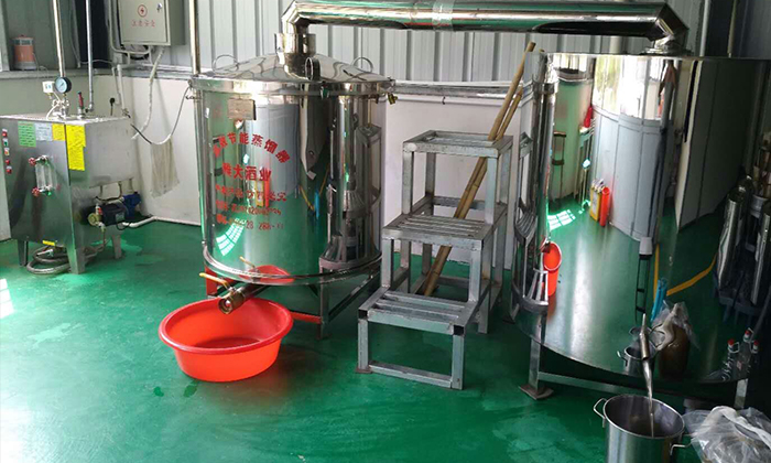 電加熱釀酒設(shè)備接酒
