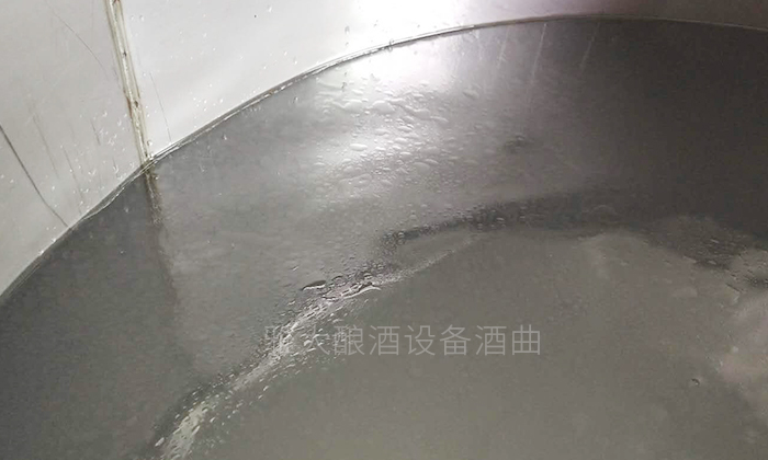 玉米釀酒設(shè)備做的尾酒中雜醇油含量高，易引起酒苦