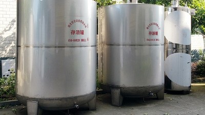 茅臺(tái)鎮(zhèn)一儲(chǔ)酒罐破裂損失幾十萬(wàn)，不銹鋼儲(chǔ)酒罐到底怎么選？
