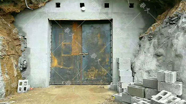 引進大型釀酒設(shè)備，酒旅融合，依托溶洞優(yōu)勢資源打造特色洞藏酒