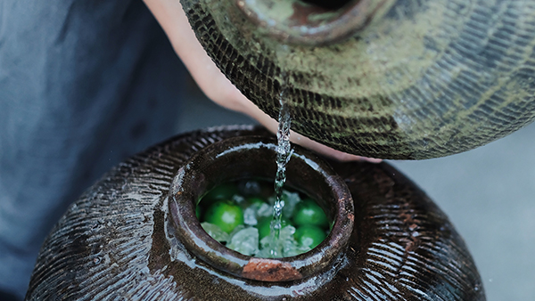 用果酒釀酒設(shè)備釀造的純糧酒泡青梅酒，簡單易做，越泡越香