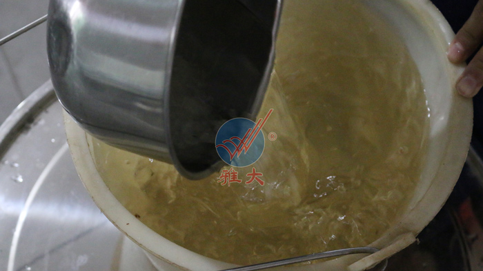 3、橙子釀酒技術-按比例稱好冰糖，并加熱水融化