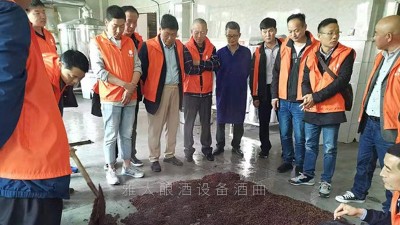 釀酒跟老師傅學(xué)工藝，不如來(lái)雅大釀酒設(shè)備廠家學(xué)全套釀酒技術(shù)