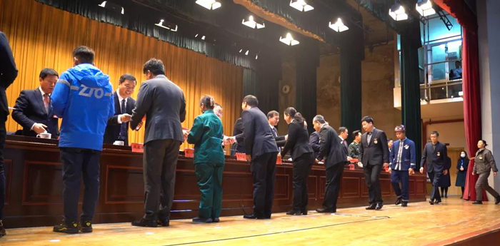出席領(lǐng)導(dǎo)向受表彰的市勞模、先進工作者頒發(fā)榮譽證書